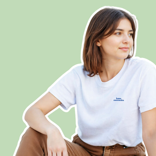 Hvit unisex t-skjorte med morsom illustrasjon av en gås på sykkel med cowboy hatt. Stilfull blå og lekent motiv ikke alle andre har, perfekt som kreativ gave ide til venn, venninne eller kaos mennesket du kjenner.