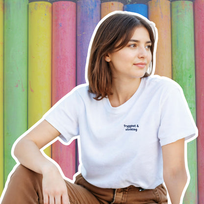 Kreativ ide til barnehageansatt. Med teksten 'trygghet og utvikling' foran og en illustrasjon av håndtegnede elementer bak med teksten 'Barnehage klubben' bak. 