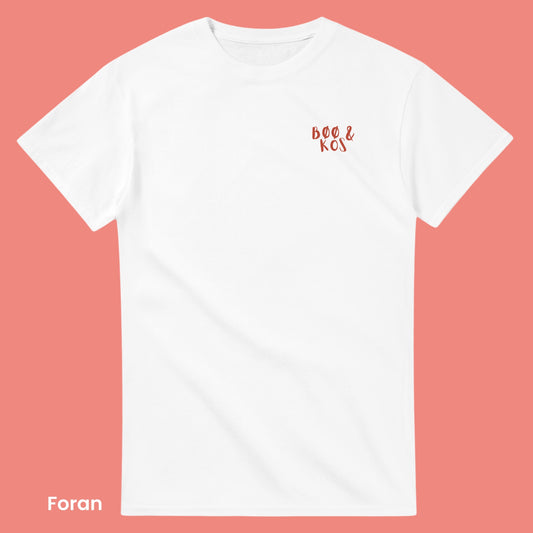 Hvit unisex t-skjorte med oransje høst farger og tema som halloween. Koselig sesong i vente, passer til inne antrekk eller gave til den som elsker høst tiden. 