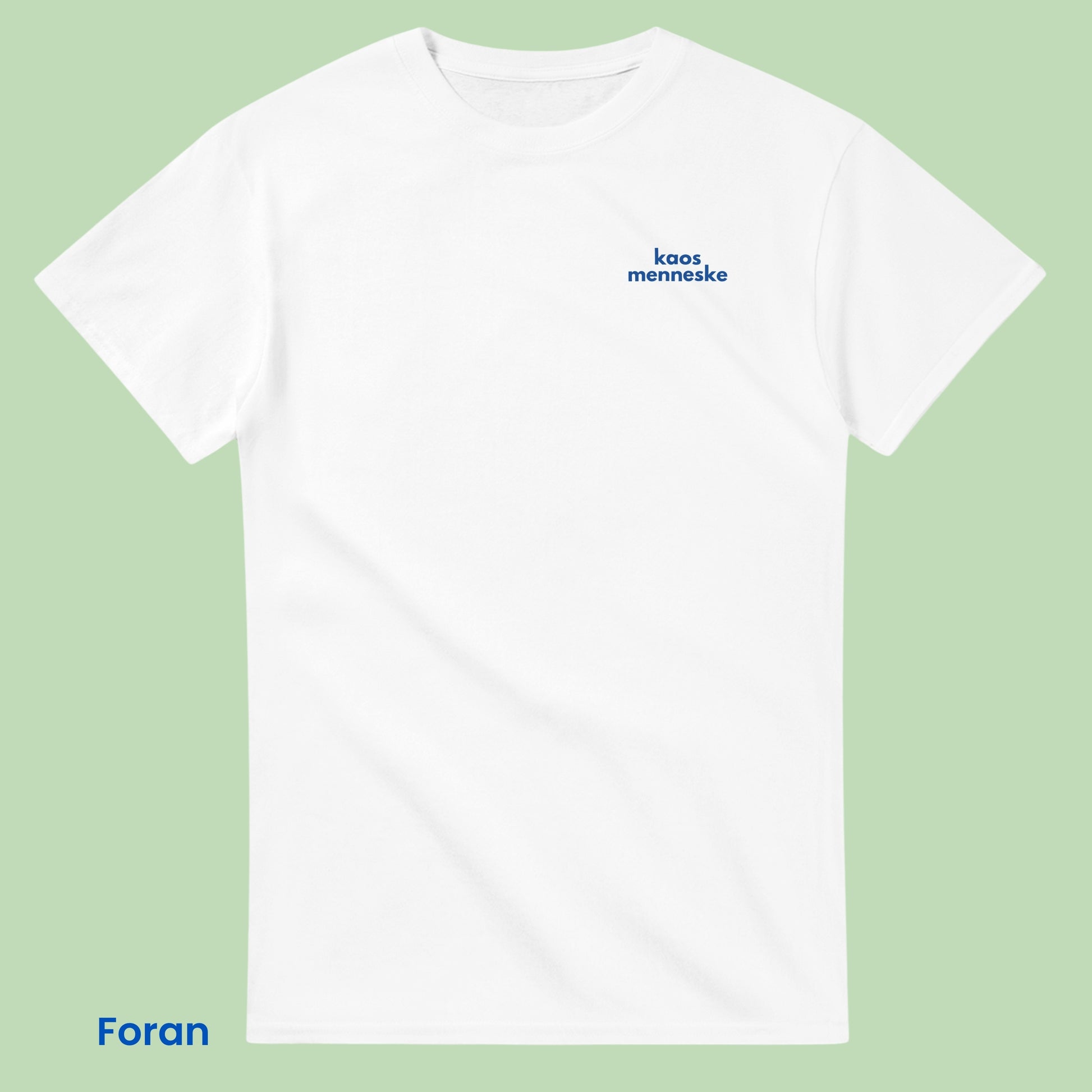 Hvit t-skjorte med bkå tekst der det står 'Kaos menneske', med en morsom håndtegnet illustrasjon bakpå av en gås som sykler med cowboy hatt. Der teksten 'ekte kåwboi' er en perfekt norsk inspirert gave til den som lever livet på kanten. 