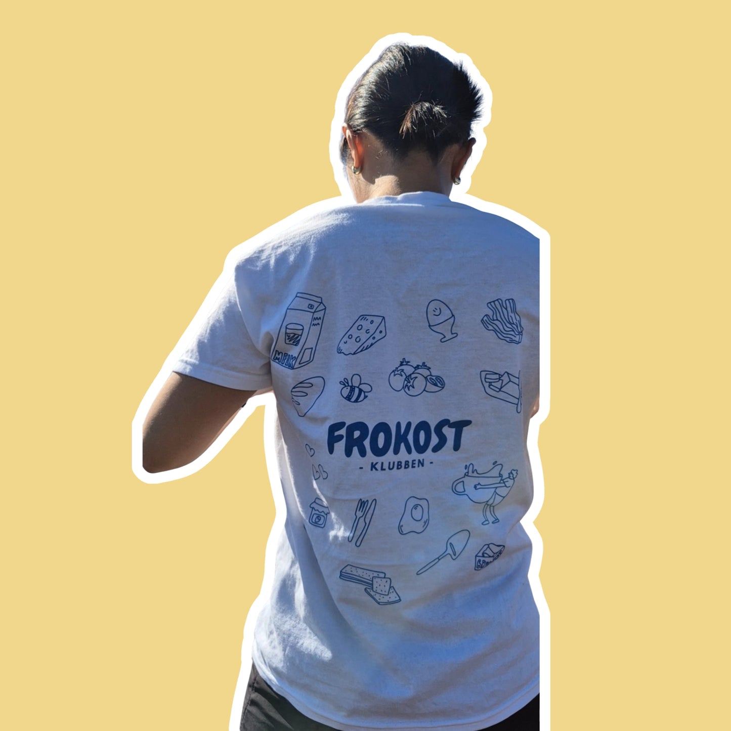 Norsk frokost elementer. En unik t-skjorte med blå frokost elementer håndtegnet bak, og teksten 'brød og pålegg' foran på brystet.