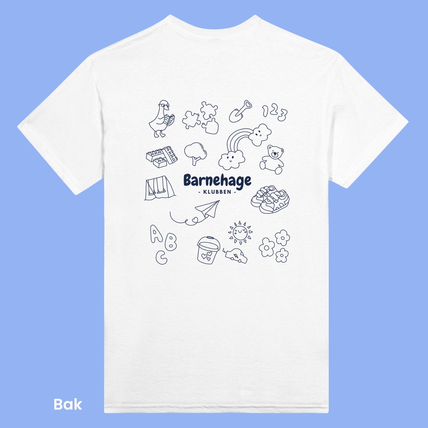 Kreativ ide og gave til barnehageansatt. Morsomme illustrasjoner til de som hører til i Barnehageklubben. En allsidig og norsk inspirert hvit unisex t-skjorte.