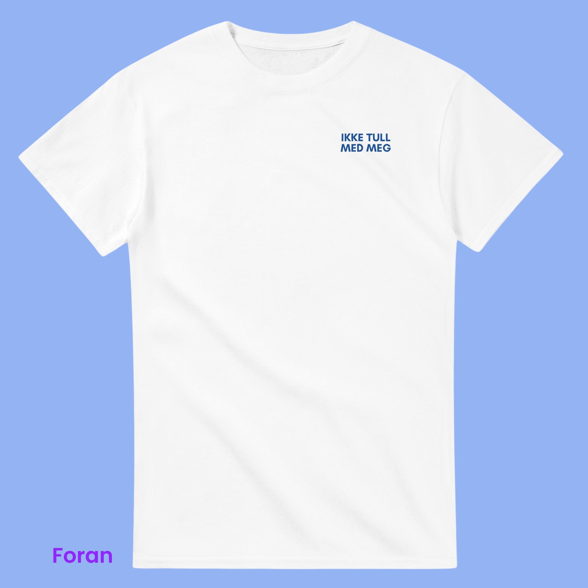 Unik og morsom gave til hundemamma. En hvit unisex t-skjorte som passer til tur med hunden, eller bare til lek hjemme. Norsk inspirert casual outfit ide.