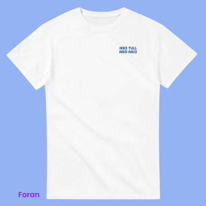 Unik og morsom gave til hundemamma. En hvit unisex t-skjorte som passer til tur med hunden, eller bare til lek hjemme. Norsk inspirert casual outfit ide.