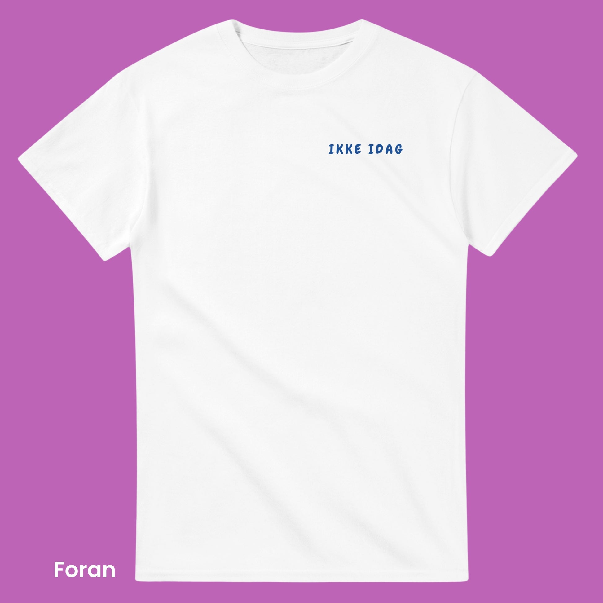 En morsom hvit t-skjorte med print for de dagene du bare vil legge deg ned og bli der. Blå farge og unisex størrelse, en morsom gaveide eller bare til deg selv fordi du trenger det. Tekst "Ikke idag" foran, og en illustrasjon av en hund som ligger nede med teksten "Tror bare jeg blir her" over. Casual outfit eller ikke, denne passer de fleste.