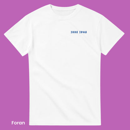 En morsom hvit t-skjorte med print for de dagene du bare vil legge deg ned og bli der. Blå farge og unisex størrelse, en morsom gaveide eller bare til deg selv fordi du trenger det. Tekst "Ikke idag" foran, og en illustrasjon av en hund som ligger nede med teksten "Tror bare jeg blir her" over. Casual outfit eller ikke, denne passer de fleste.