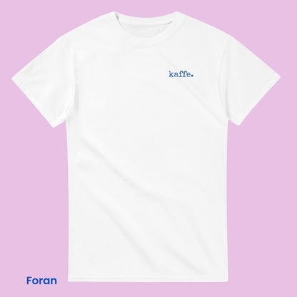 Hvit t-skjorte til kaffeelsker. Retro og vintage typewriter font, med kaffe tema til venn som er glad i café. 