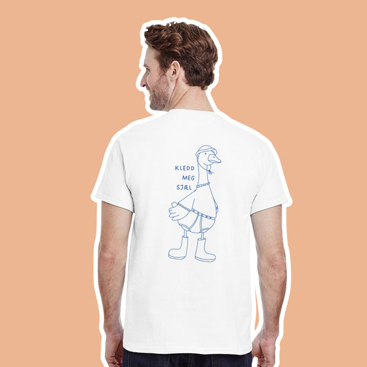 Morsom norsk t-skjorte for den moteinspirerte. Ironisk illustrasjon av en gås som har kledd seg selv med truse utenpå t-skjorten, store støvler og sylvester regnhatt. Småfrekk og kreativ ide til casua outfit. 
