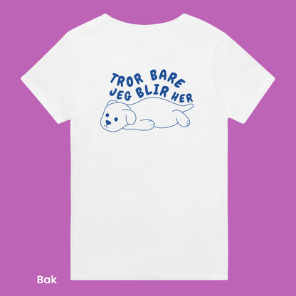 Søt hund som bare vil ligge der. En hvit unisex tskjorte som passer til de fleste antrekk og til de dagene du helst ikke orker.