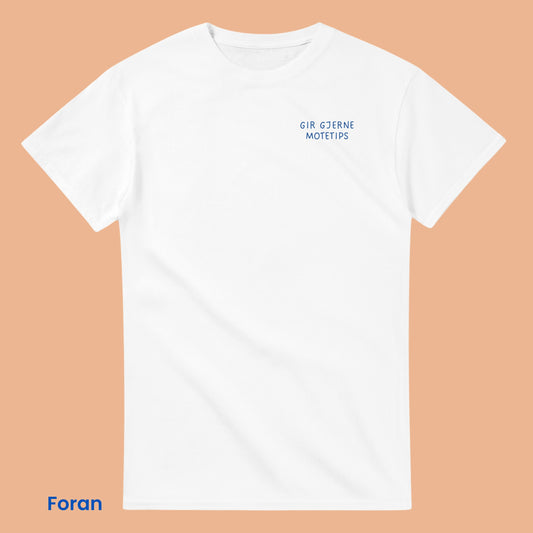 Morsom hvit t-skjorte med trykk foran og bak. Blå norsk tekst som sier "gir gjerne motetips", med illustrasjon av gås som har 'kledd meg sjæl' bakpå. Hverdagshumor som gave. 
