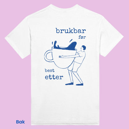 Retro hvit t-skjorte med blå illustrasjon av mann som bærer en stor kopp kaffe. Med teksten 'brukbar før, best etter'. Perfekt norsk inspirert plagg som matcher alle antrekk. 