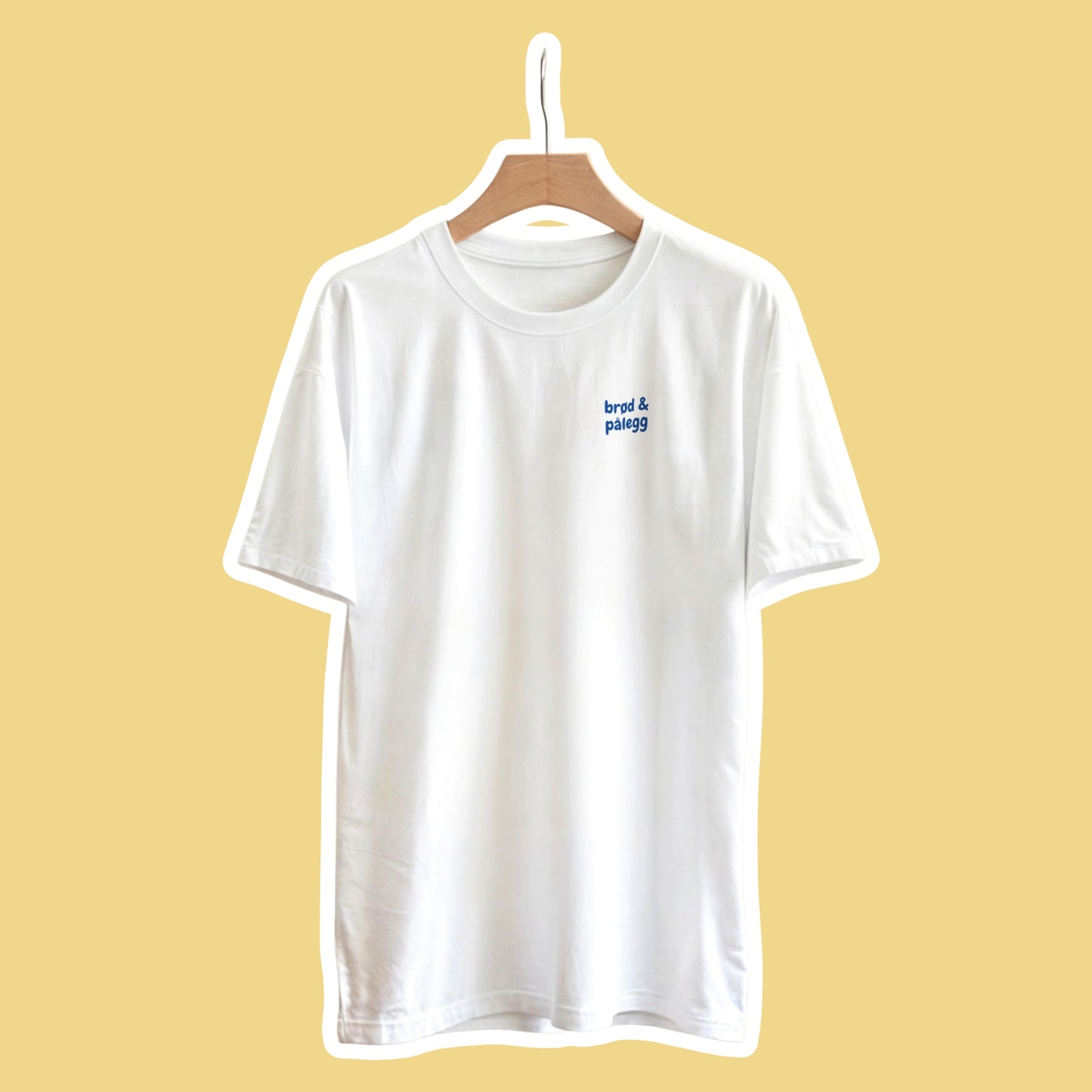 Retro og kul frokost klubben t-skjorte, med norske frokost elementer bak og 'brød og pålegg' foran. Illustrasjoner som passer frokostelskere. 