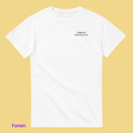 Kul og morsom vintage hvit t-skjorte for en milennial eller boomer. 90s kids stil med elementer som gameboy, tamagotchi og teksten 'frøken nostalgisk' på forsiden er en unik og kreativ gaveide til venninne, søster eller mamma. 